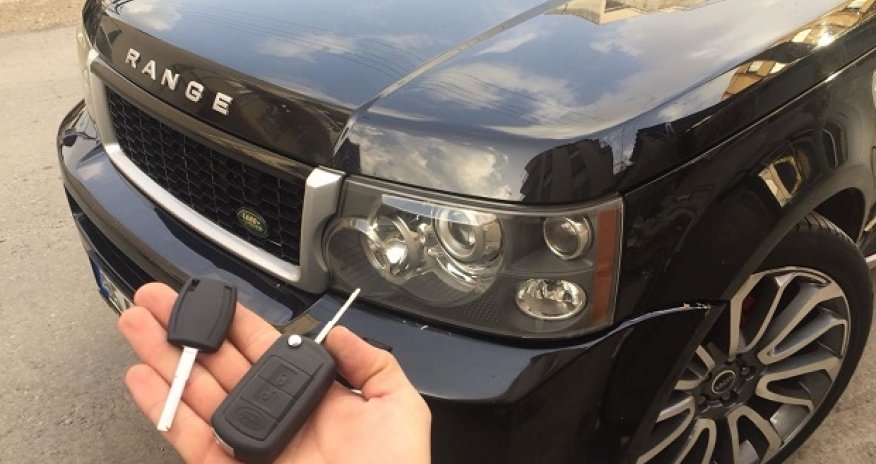 Bakıda qadın ərinin pulu ilə sevgilisinə “Range Rover” aldı