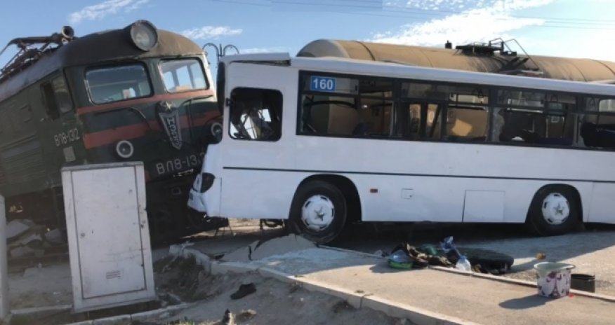Bakıda qatarla avtobusun toqquşduğu an – VİDEO