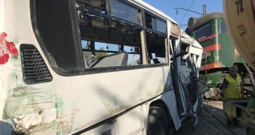 Qatarla toqquşan avtobusdan sərnişinlər belə ÇIXARILDI - YENİ VİDEO