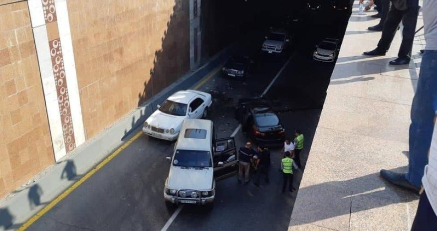 Heydər Əliyev prospektində avtomobil tunelə düşdü -  VİDEO