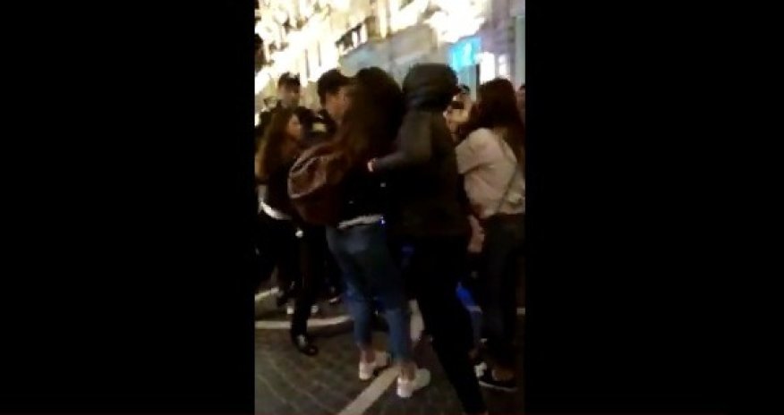 Bakıda iki qız oğlana görə saçyolduya çıxdılar - VİDEO