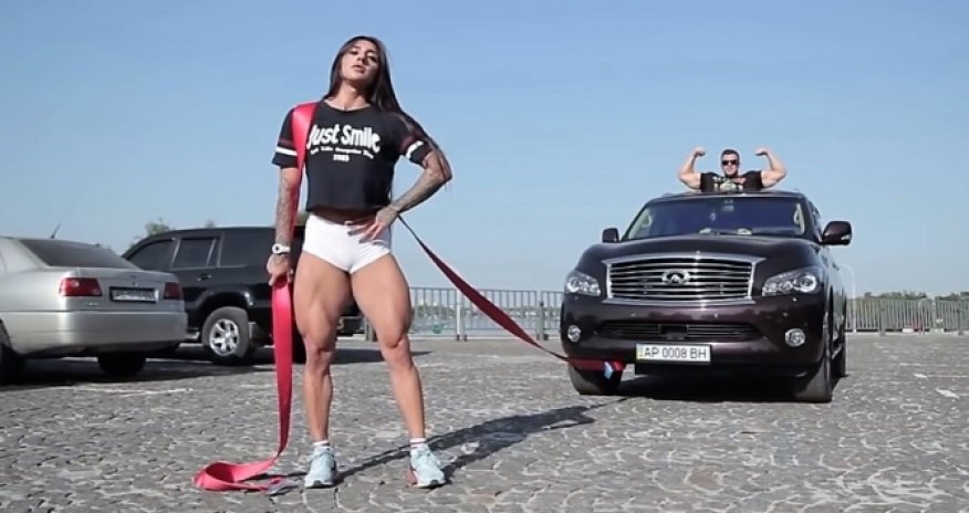 Azərbaycanlı qız maşın dartdı - VİDEO