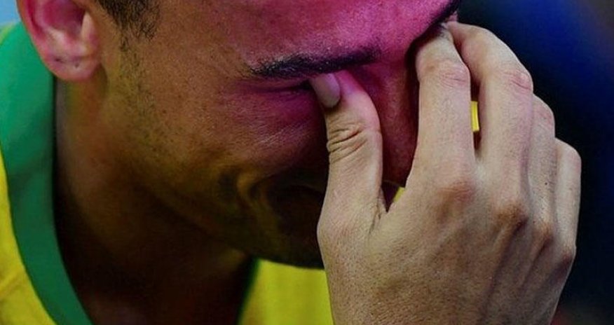 Zədələnən futbolçu meydanı ağlayaraq tərk etdi - FOTO