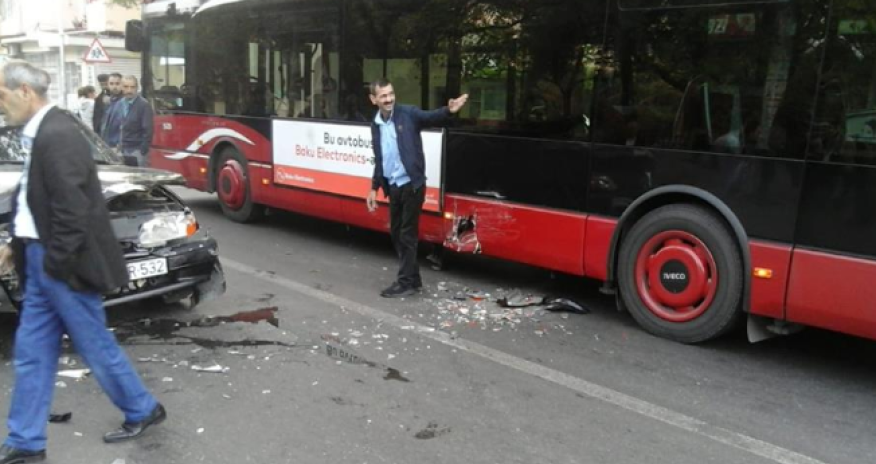 Bakıda “Bakubus” avtobusu qəzaya düşdü – Fotolar