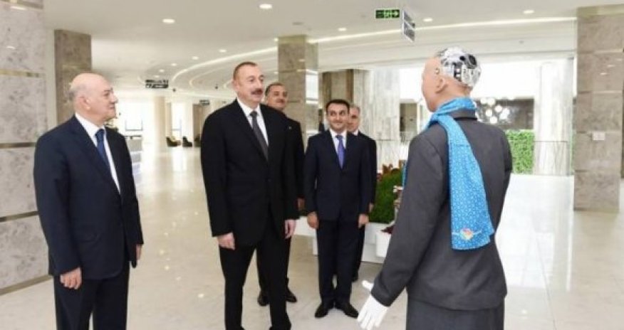 Ильхаму Алиеву представили робота Софию - ВИДЕО