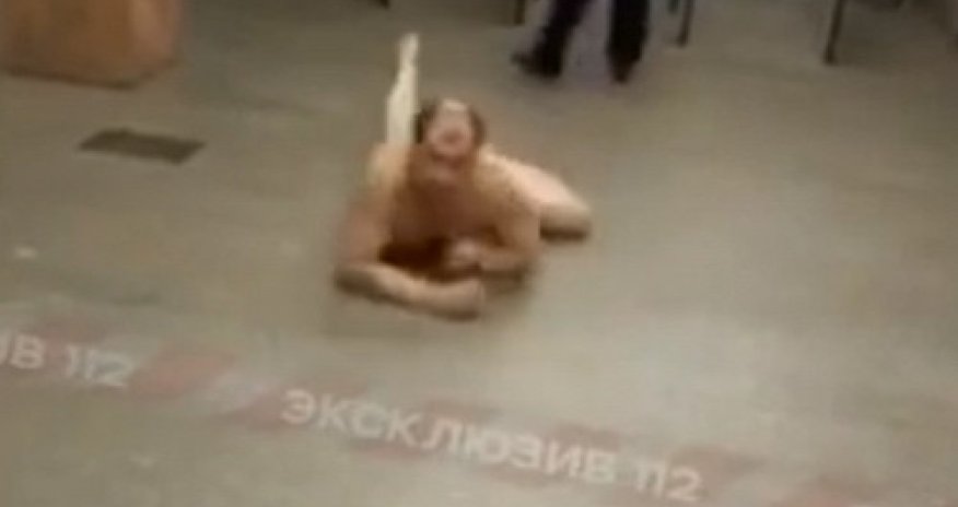 Голый мужчина прополз по вестибюлю московского метро - ВИДЕО
