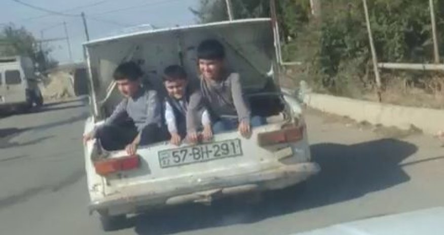 Водитель в Азербайджане прокатил детей в багажнике - ВИДЕО