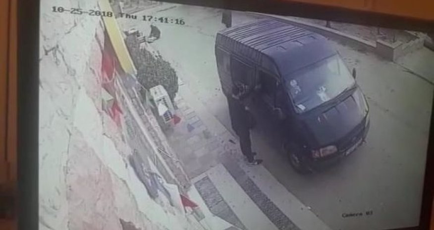 Кража из автомобиля в Баку попала на камеру - ВИДЕО