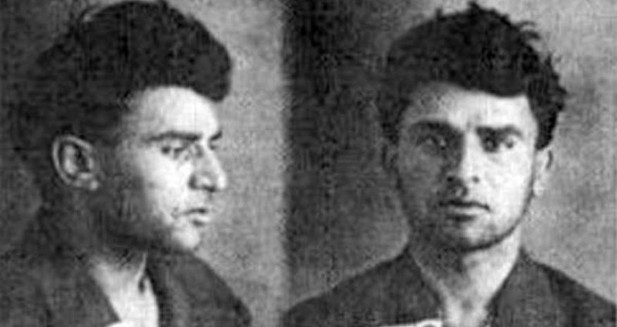 Müşfiq hamının gözü qarşısında Stalinin 