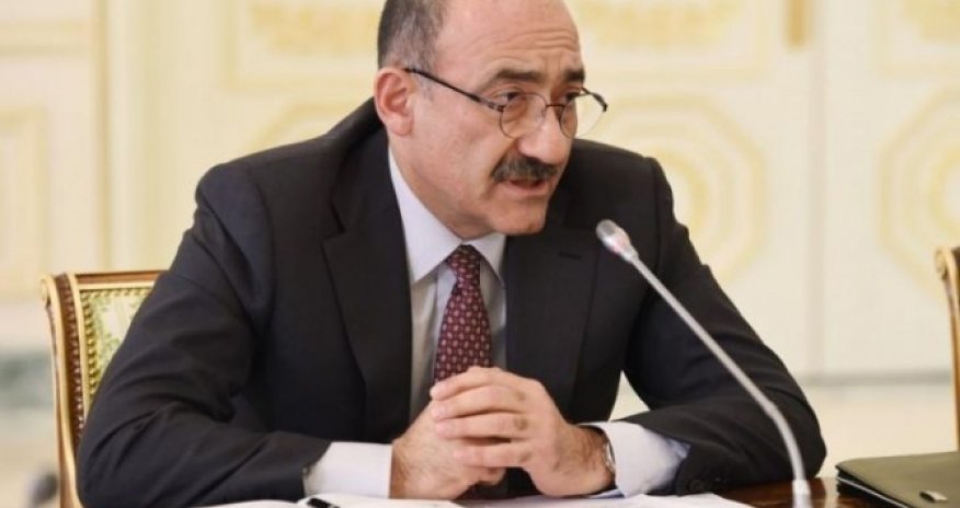 Əbülfəs Qarayev əməkdar artisti mükafatlandırdı - FOTO