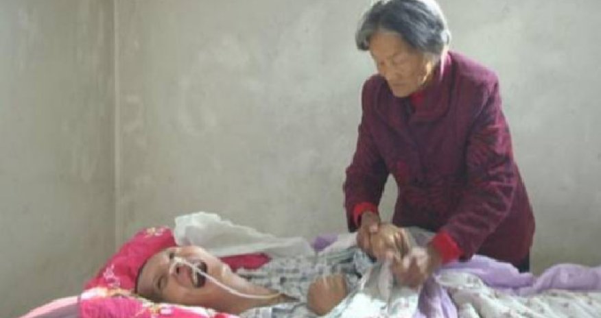 12 il sonra komadan ayılan kişi anasını yanında görüb ağladı – Foto