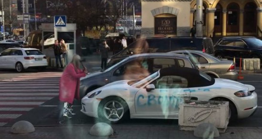 Женщина разбила топором Porsche в Киеве - ВИДЕО