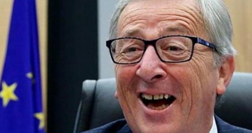 Юнкер явился на пресс-конференцию в разных ботинках - ВИДЕО