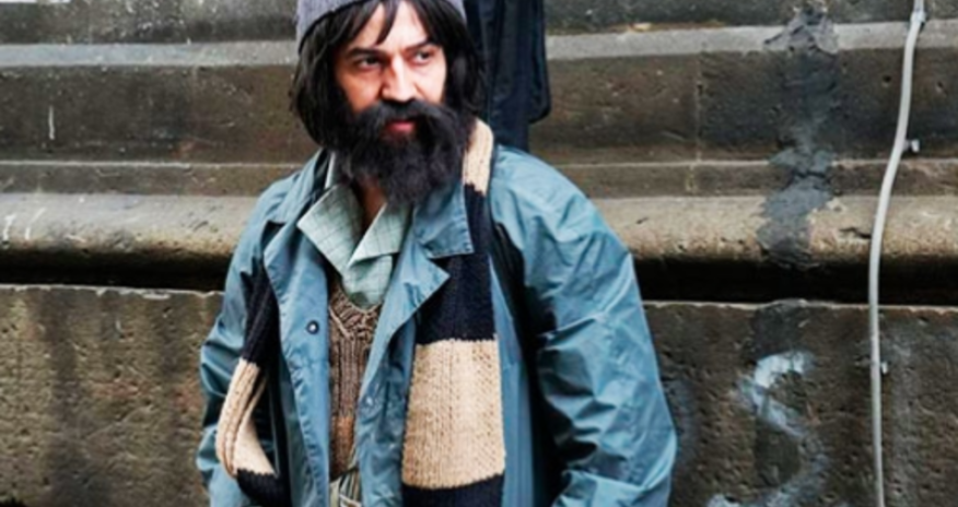 Azərbaycanlı müğənni bomj libasındav - FOTO