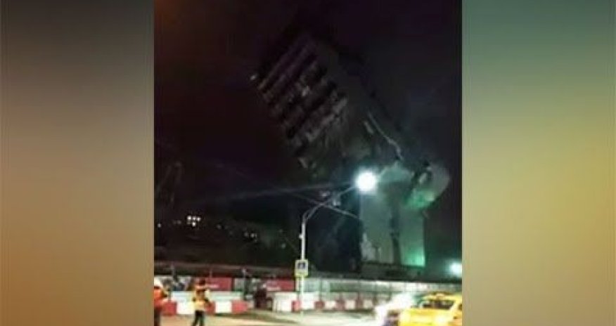 Бизнес-центр в Москве рухнул на дорогу - ВИДЕО