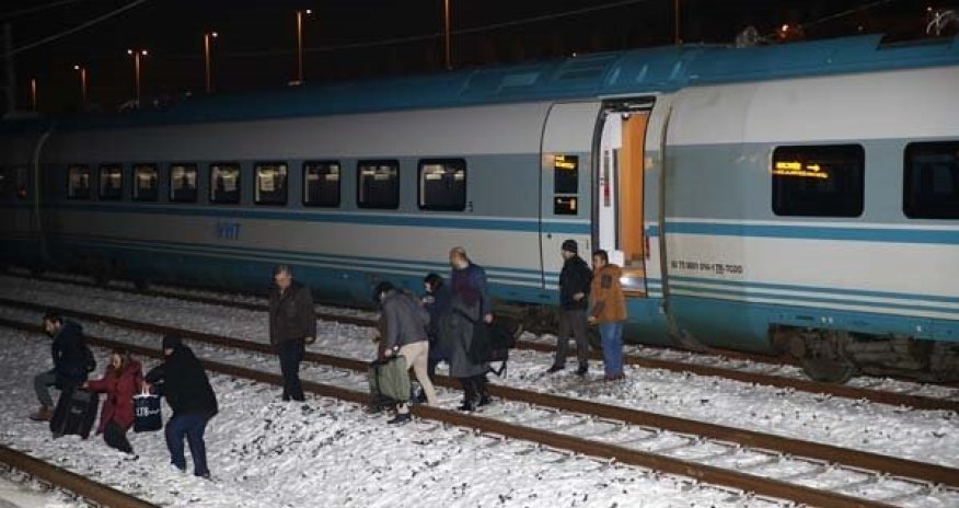 Ankarada 2 qatar toqquşdu: çox sayda ölü və yaralı var - FOTO