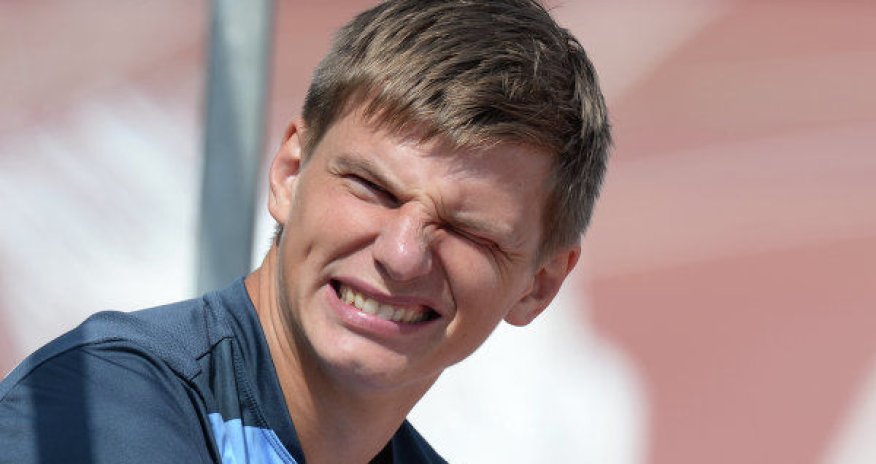 Tanınmış futbolçu fahişələrlə yaxalandı – FOTO