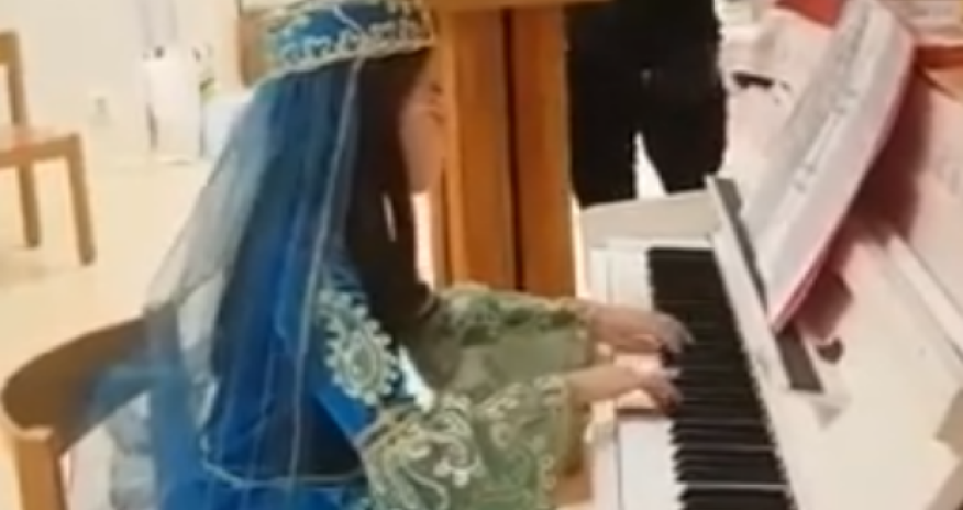 İsveçdə yaşayan çinli qız “Sarı gəlin” mahnısını ifa edib — VİDEO