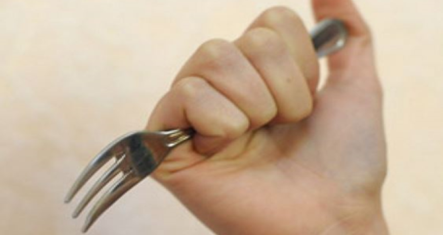 Bakıda məşhur xanım aparıcıya çəngəllə xəsarət yetirdilər - FOTO