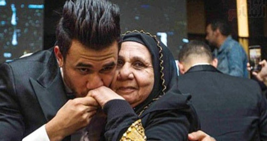 Futbolçu öz toyunda anasının ayağını öpdü - FOTO