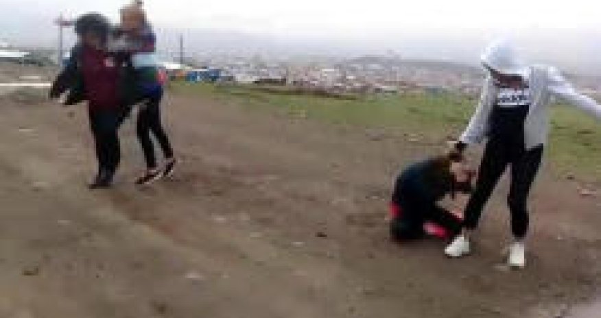 İki qızı alt paltarlarına qədər soyundurdular, hər anı kameraya çəkildi - VİDEO - FOTO