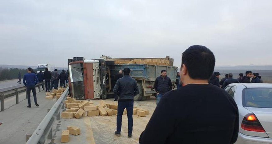 Bakı-Qazax magistralında yük maşını belə aşdı -  FOTOLAR