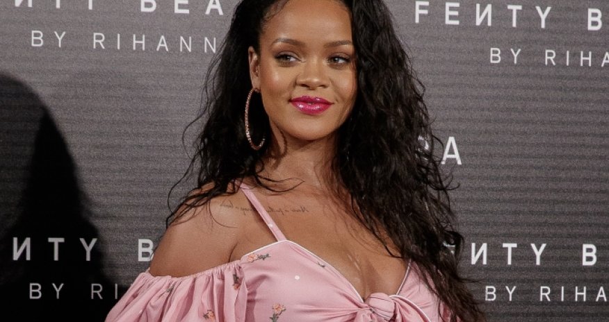 Rihanna atasını məhkəməyə verib