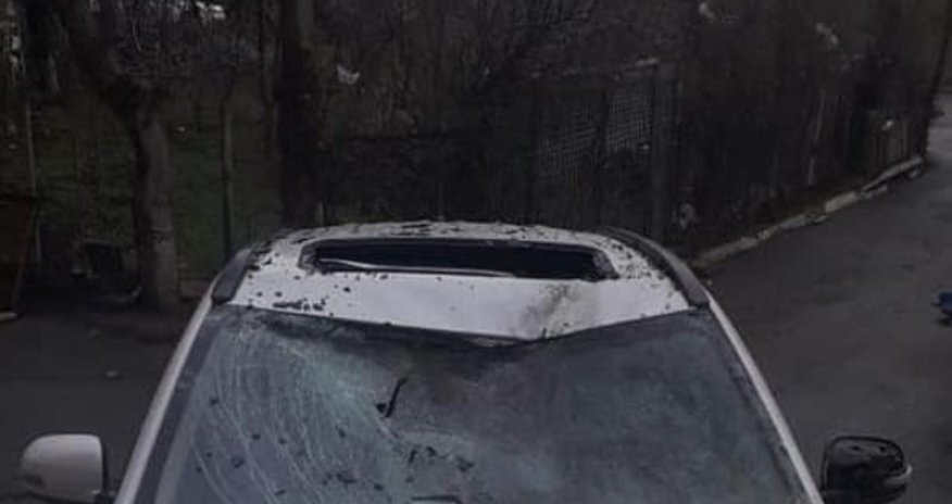 Bakıda güclü külək su çənini binanın damından avtomobilin üstünə atdı – FOTOLAR