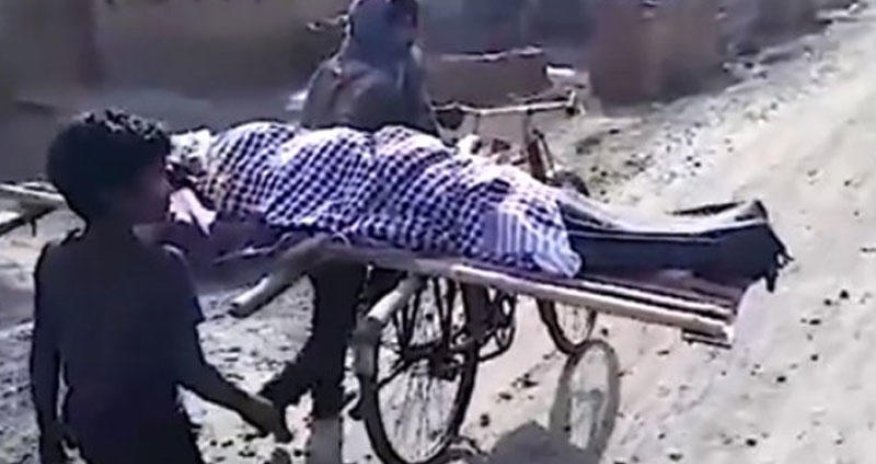 Yasa gələn olmadı, oğlan anasını velosipedlə aparıb basdırdı - VİDEO