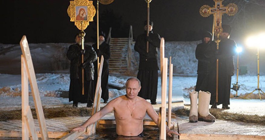 Putin xaç suyuna girdi - VİDEO