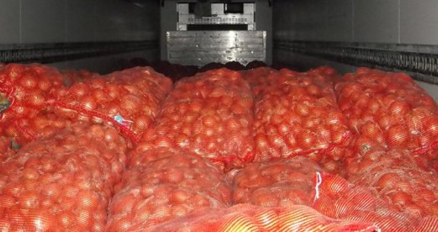 Азербайджан завалил луком Турцию