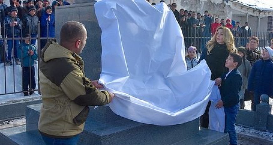 Xocalı cəlladına Gürcüstanda abidə qoyuldu - FOTOLAR