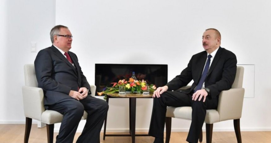 President Aliyev meets head of VTB Bank in Davos