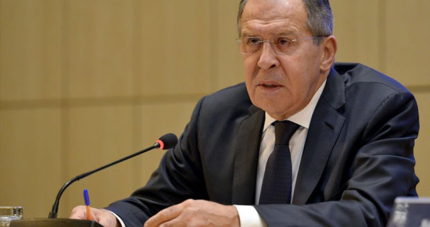 Лавров «поздоровался» с назойливым микрофоном - ВИДЕО