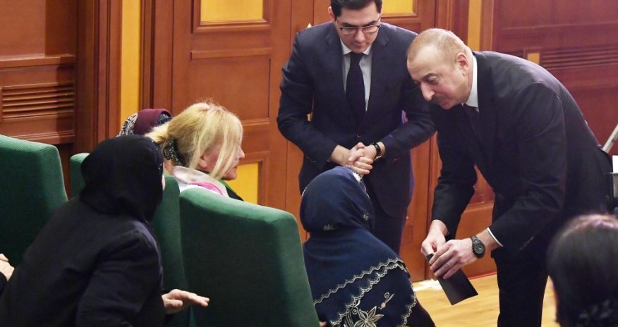 Prezidentin şəhid ailələri ilə görüşündən - FOTOLAR