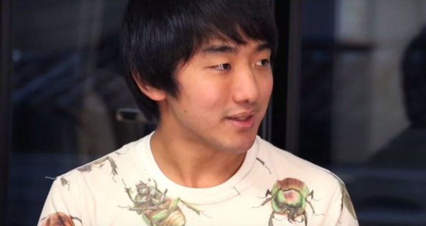 Японец целый год «встречался» с самкой таракана - ВИДЕО