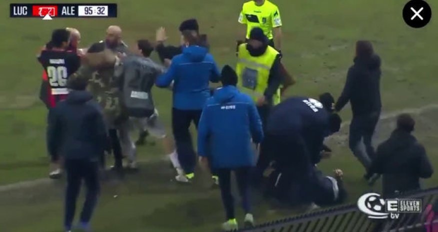 Итальянский тренер во время матча ударил соперника головой - ВИДЕО