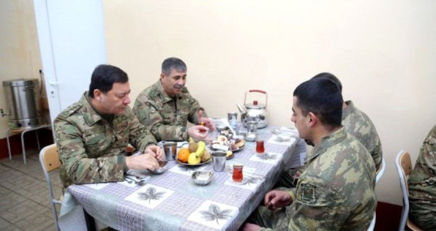 Zakir Həsənov əsgərlərlə nahar etdi - FOTOLAR
