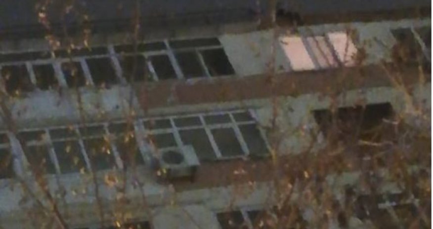 Gənc oğlan binanın üstünə çıxıb, özünü atmaq istəyir — Bakıda gərgin anlar + FOTOLAR