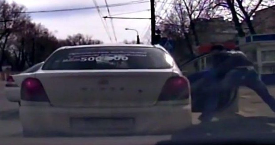 В Баку таксист избил пассажира из-за двух манат - ВИДЕО