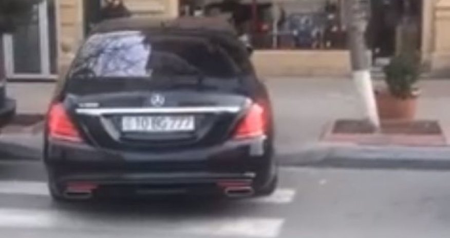 В Баку водитель припарковался на «зебре» - ВИДЕО