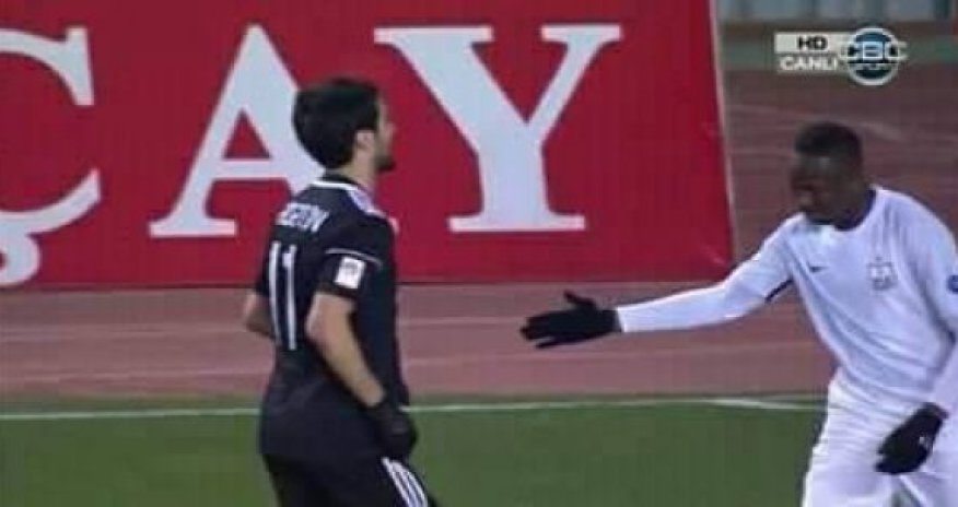  Мадатов не пожал руку темнокожему футболисту и потом сказал «Я – не расист» -  ВИДЕО