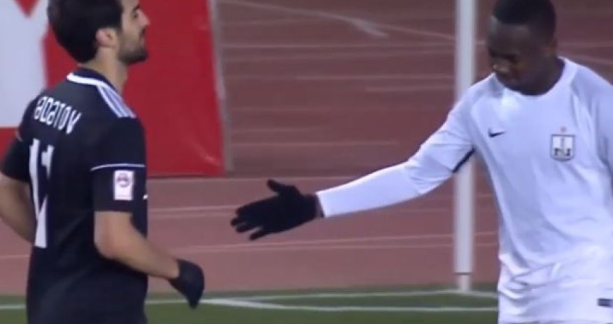 İrqçi deyiləm: Mahir Mədətov futbolçunun əlini sıxmadı - VİDEO