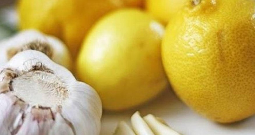 Limon suyunu sarımsaqla qarışdırın