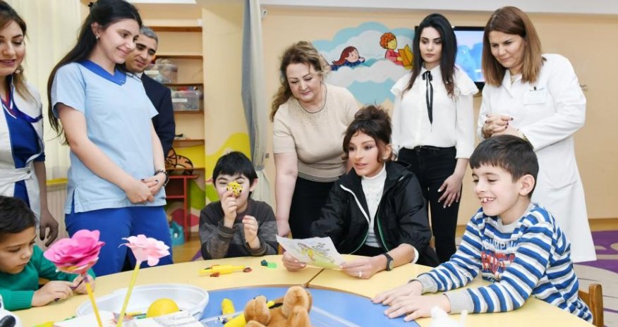 Mehriban Əliyeva uşaqlarla söhbətləşdi - FOTOLAR