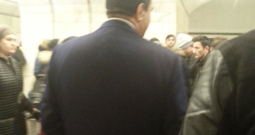 Azərbaycanın ən varlı müğənnisi Bakı metrosunda göründü - FOTO