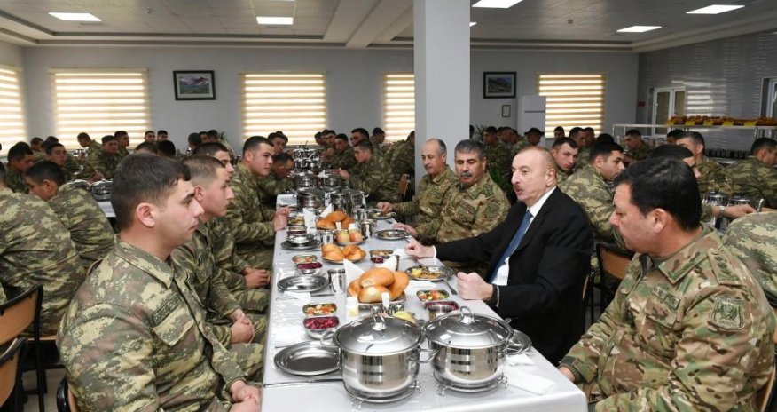 Prezident əsgərlərlə nahar etdi - FOTO