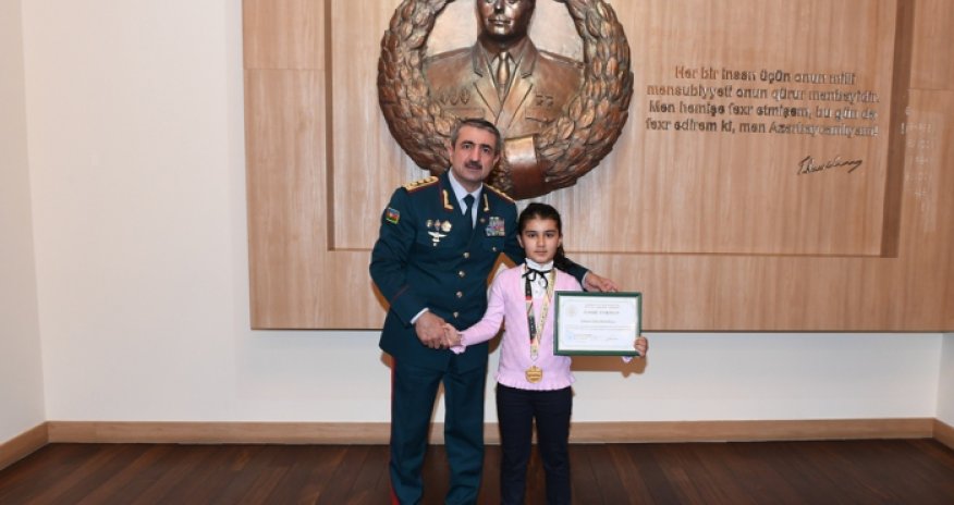 General erməni bayrağına görə etiraz edən Zəhranı təltif etdi - FOTO