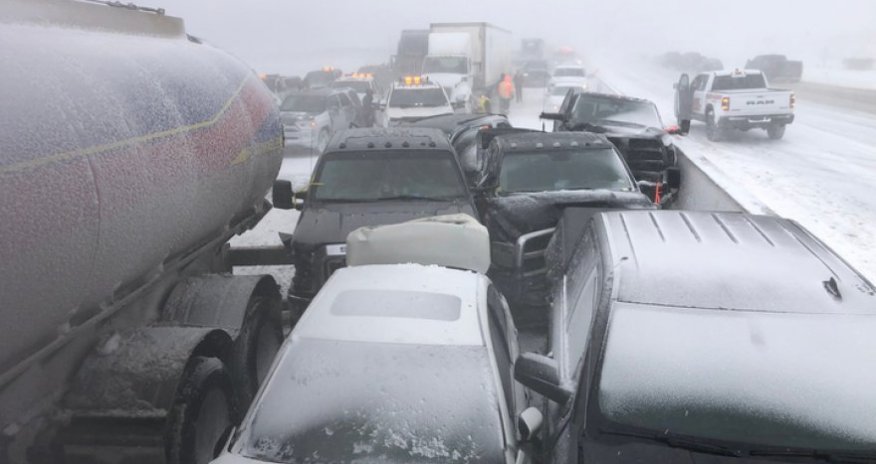 В Канаде в результате снегопада столкнулись 70 машин - ВИДЕО