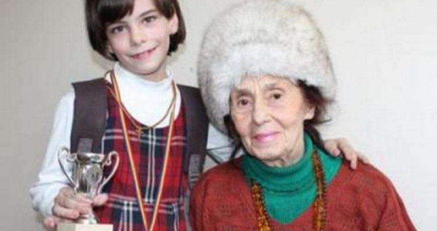 Девочка, которую мама родила в 67 лет выросла и стала настоящей красавицей - ФОТО